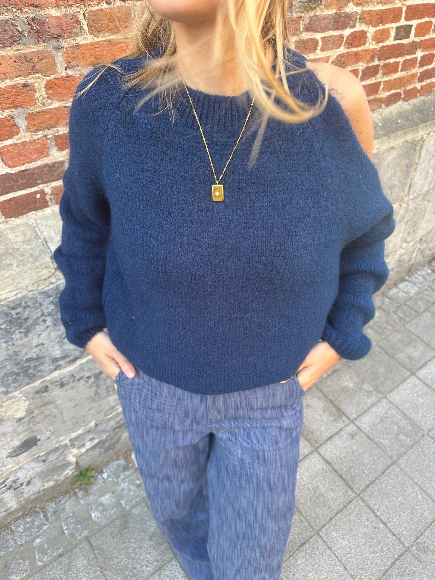 Off-shoulder pull - dark blue
