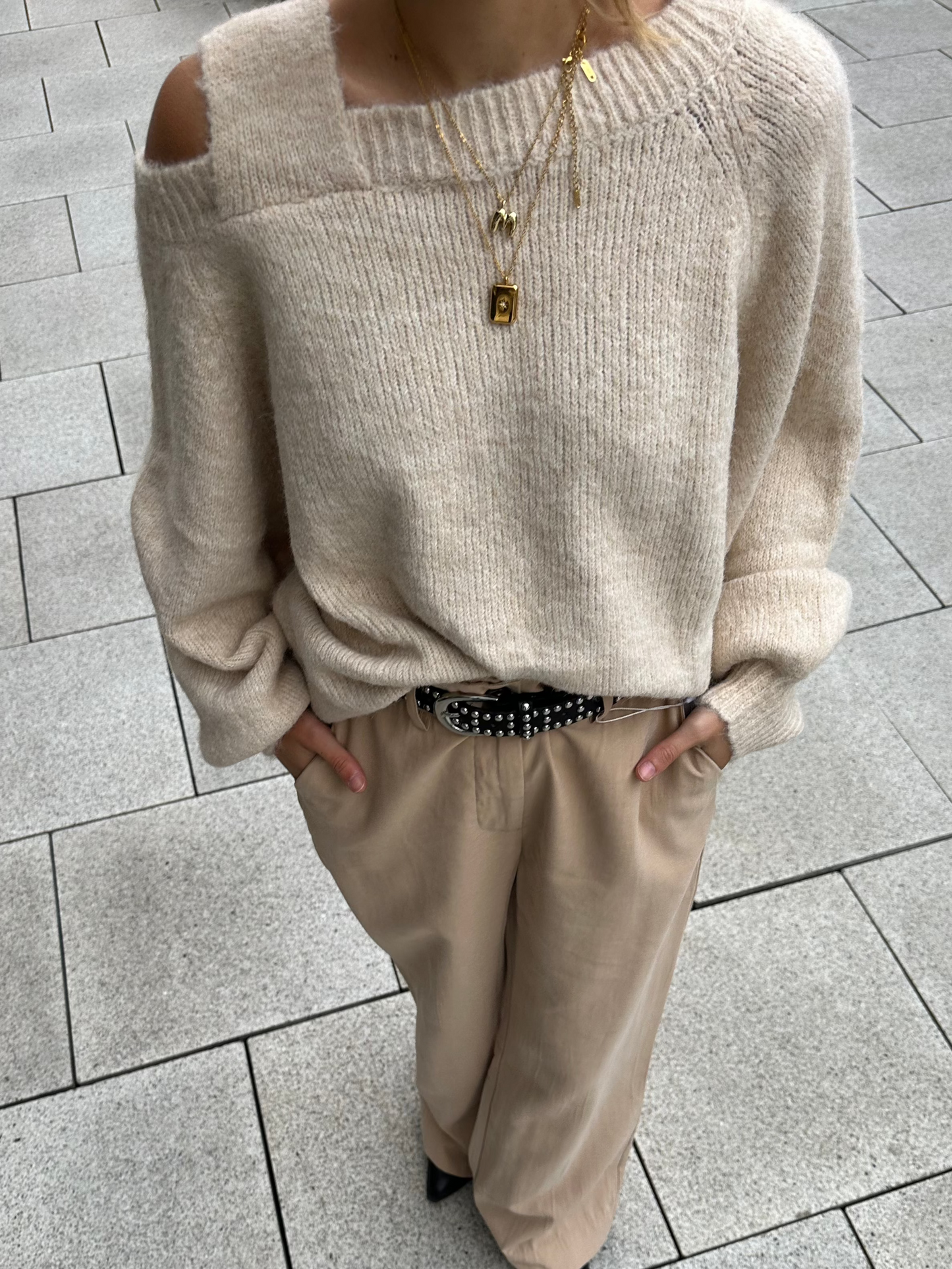 Oversized cut-out pull - beige