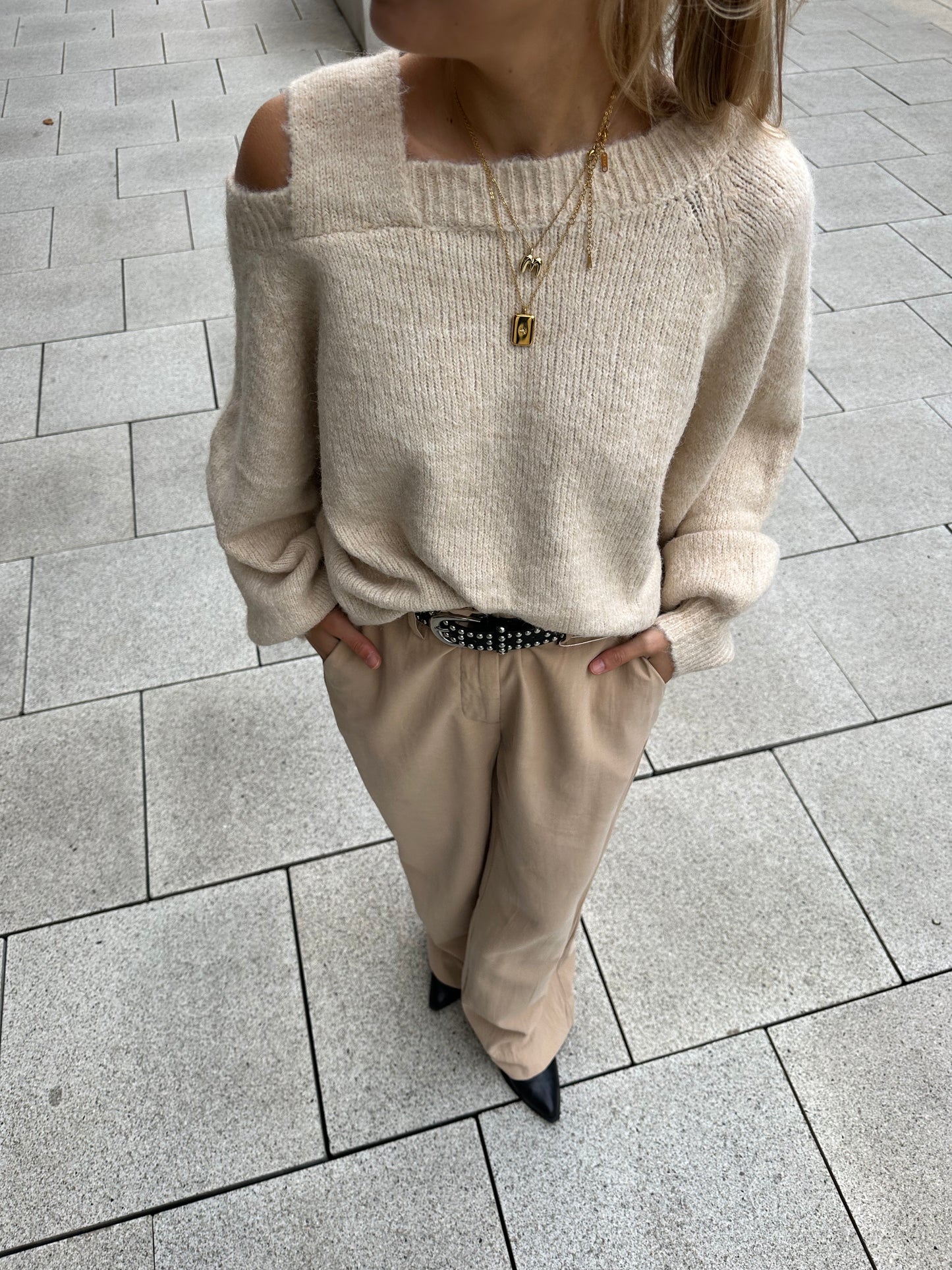 Oversized cut-out pull - beige