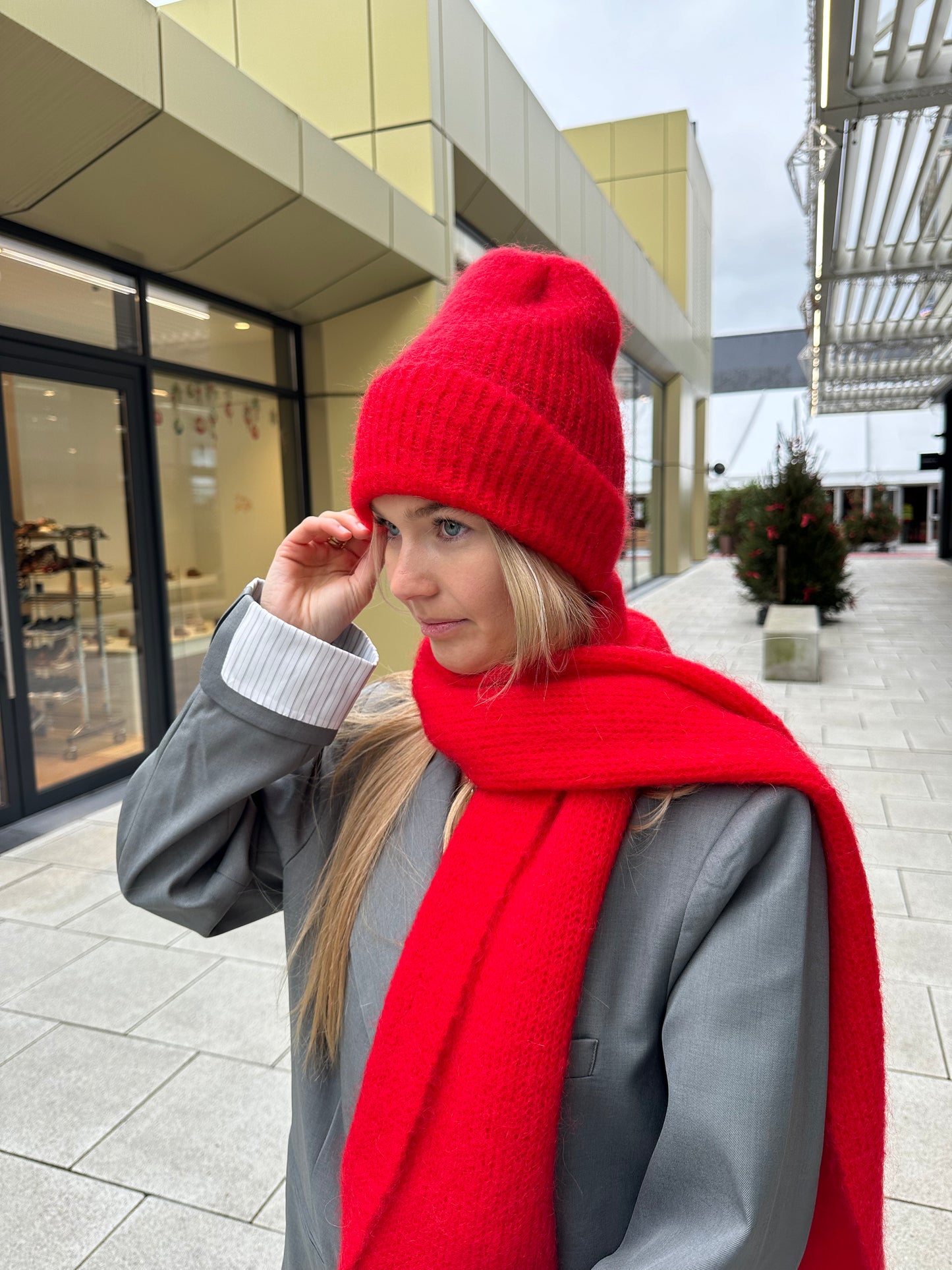 Hat and scarf red mohair