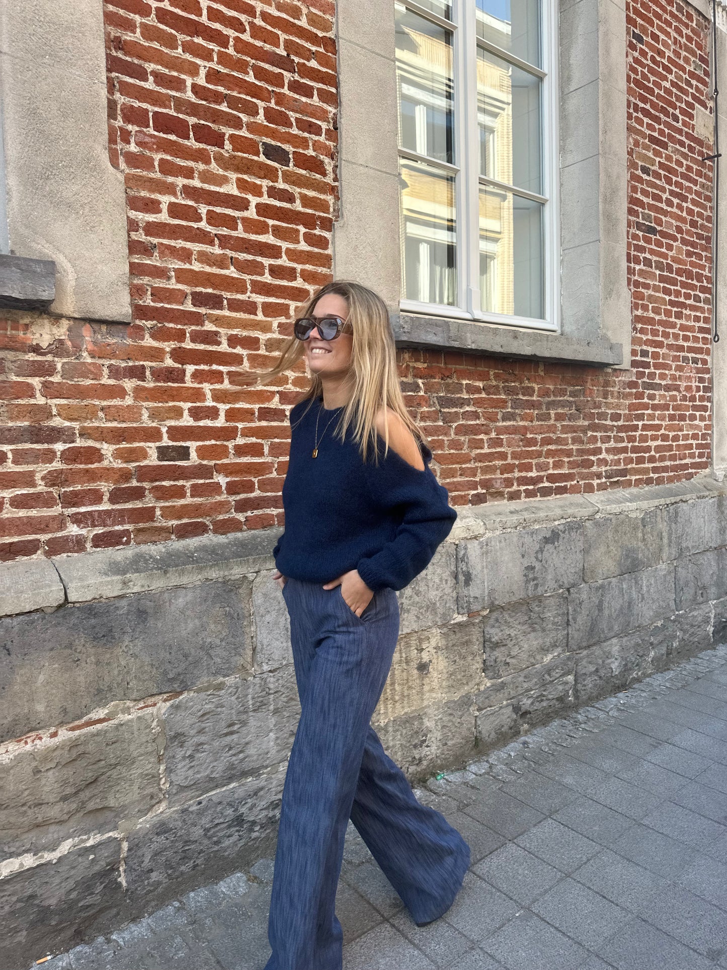 Off-shoulder pull - dark blue
